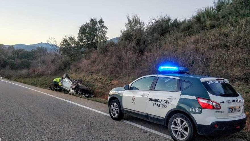 El vehículo siniestrado por salida de vía y vuelco en la N-120, a su paso por Rubiá. // FdV