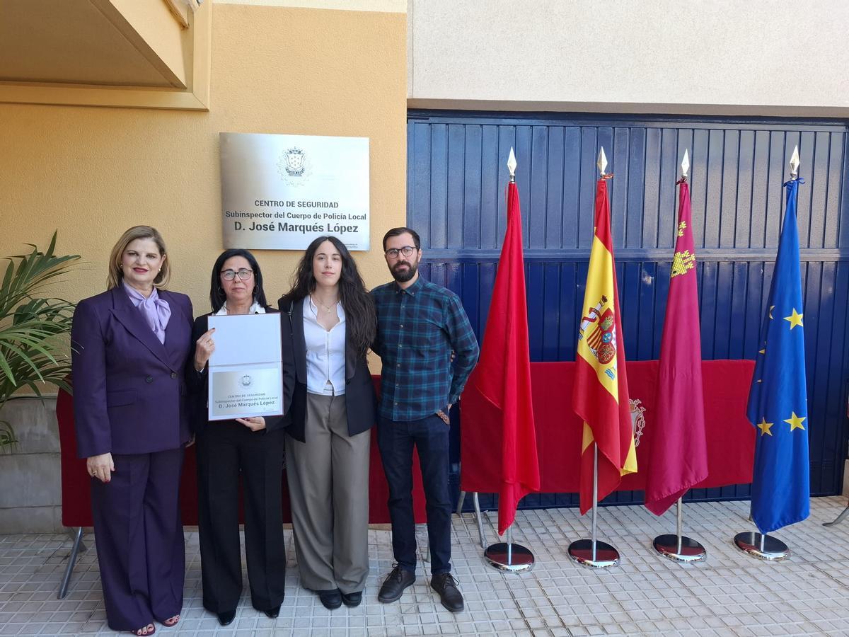 La alcaldesa de Alcantarilla, junto a la familia de José Marqués, tras el descubrimiento de la placa.