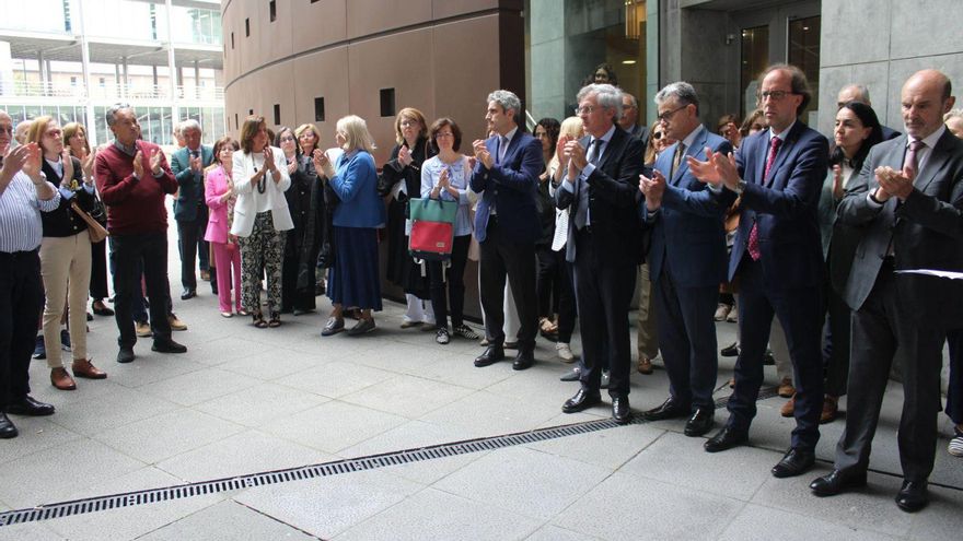 Aplausos al final de la lectura del manifiesto en la concentración celebrada a la entrada de los Juzgados de Oviedo. | JER OSPINA
