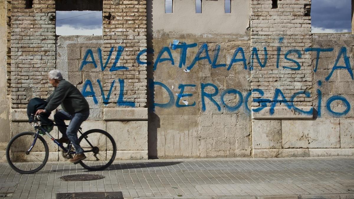 Pintadas contra la Academia Valenciana de la Llengua, en València.