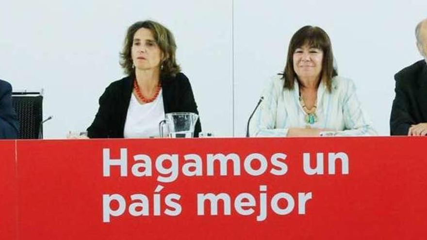 Por la izquierda, Hugo Morán, Teresa Ribera, Cristina Narbona y José Domínguez, secretario de Estado de Energía, ayer en la sede del PSOE en Madrid.