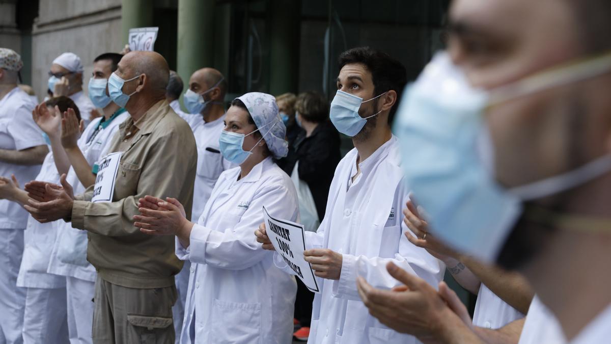 Personal sanitario del Hospital Clínic homenajea a los sanitarios muertos por coronavirus