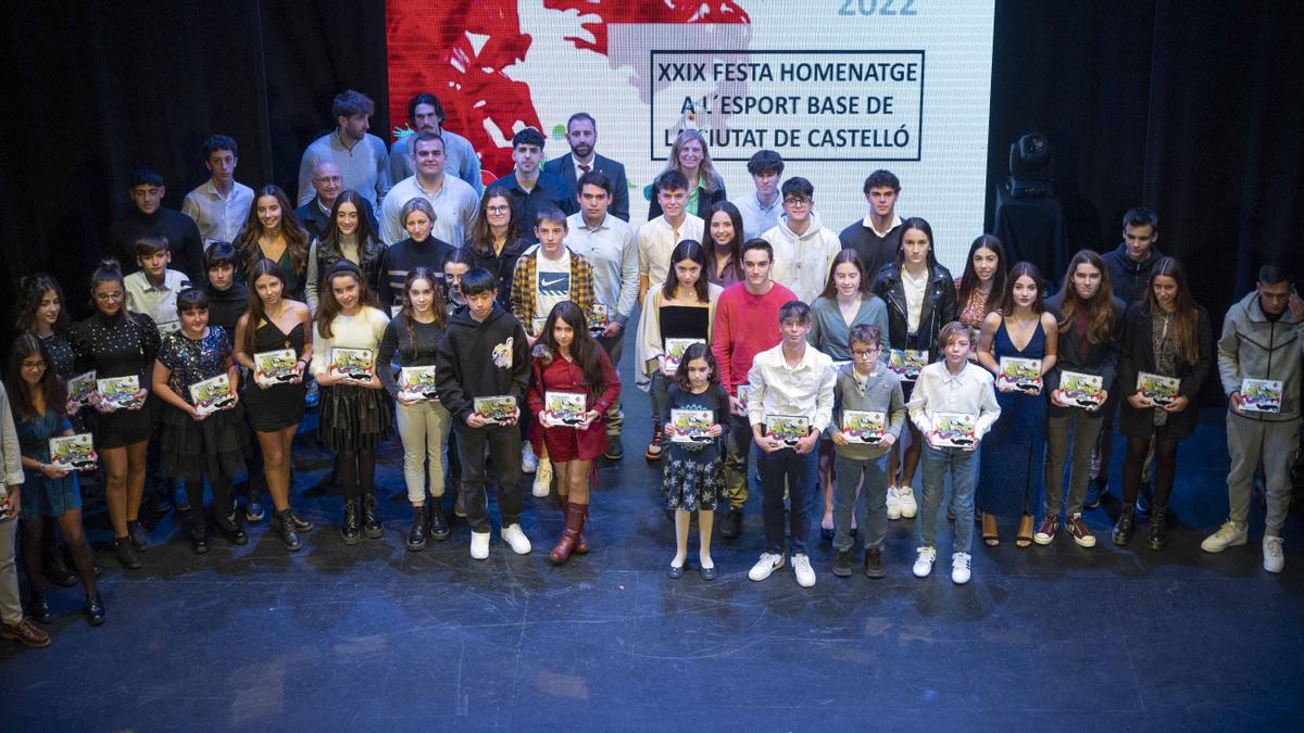 El Teatre del Raval de la capital de la Plana acogió el reconocimiento a los 43 deportistas más destacados del 2022 en la XXIX Gala del Deporte Base, con varios reconocimientos especiales.