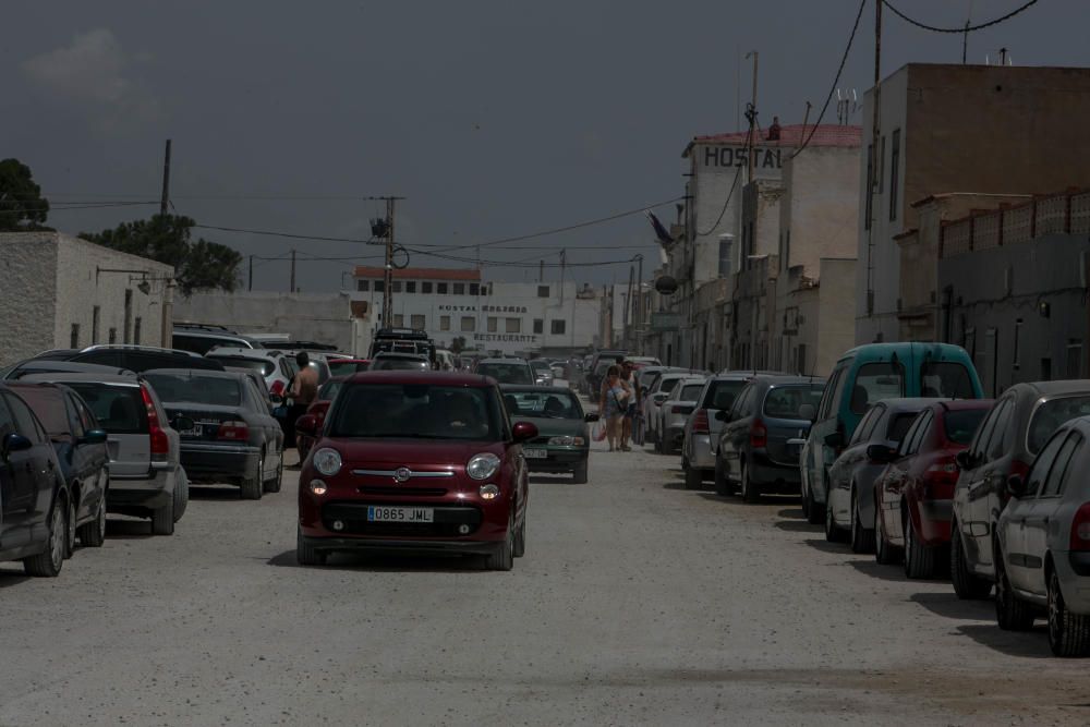 La dificultad de aparcar en las playas de Elche.