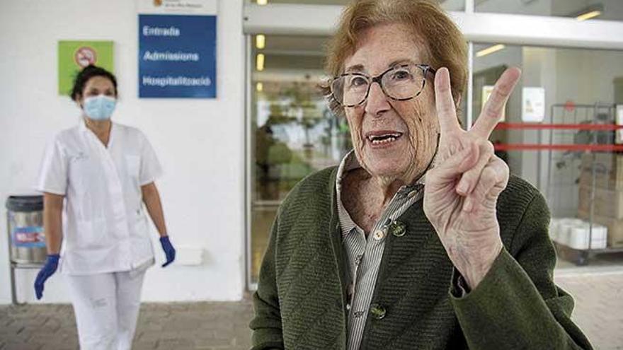 Margarita Zuazaga Vich saluda con el sÃ­mbolo de la victoria en su despedida del hospital tras permanecer ingresada dos meses.