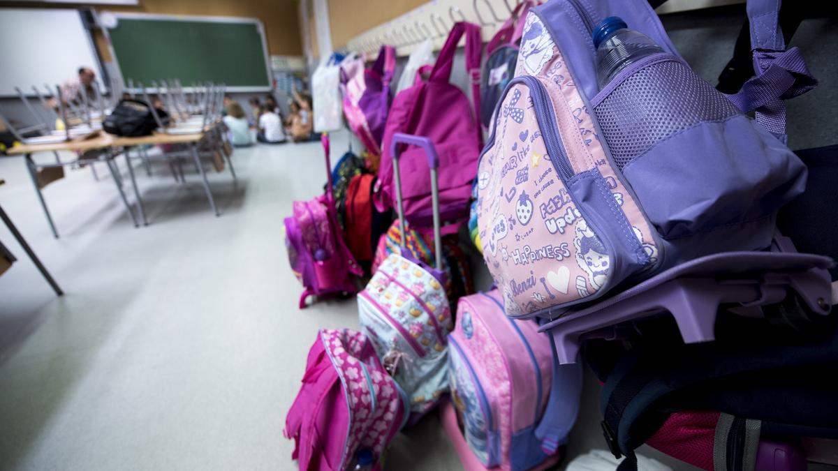 Mochilas en un colegio