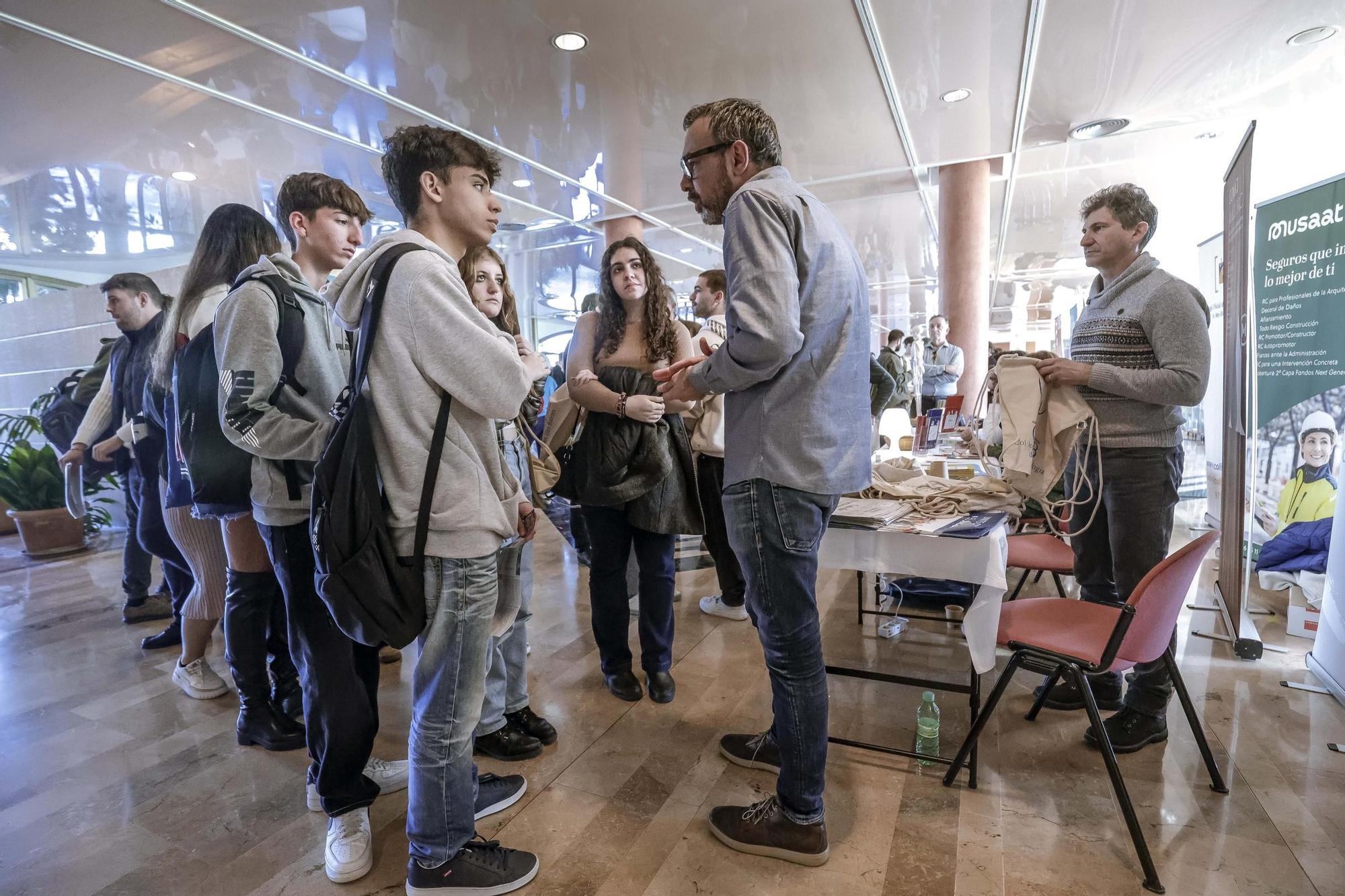 Trabajo en Mallorca: Más de 165 empresas y cientos de estudiantes llenan la Facultad de Turismo de la UIB por el Job Day