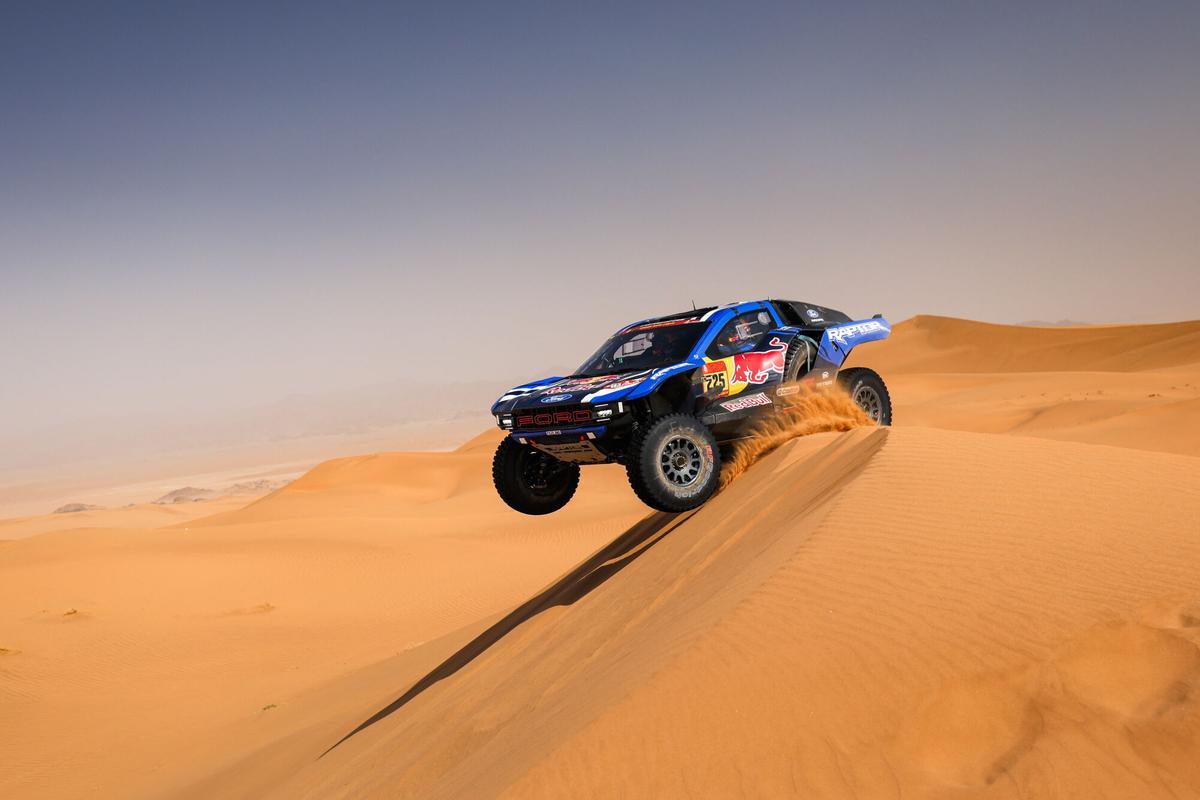 Carlos Sainz sortea las dunas en las que se disputa el Dakar 2026.