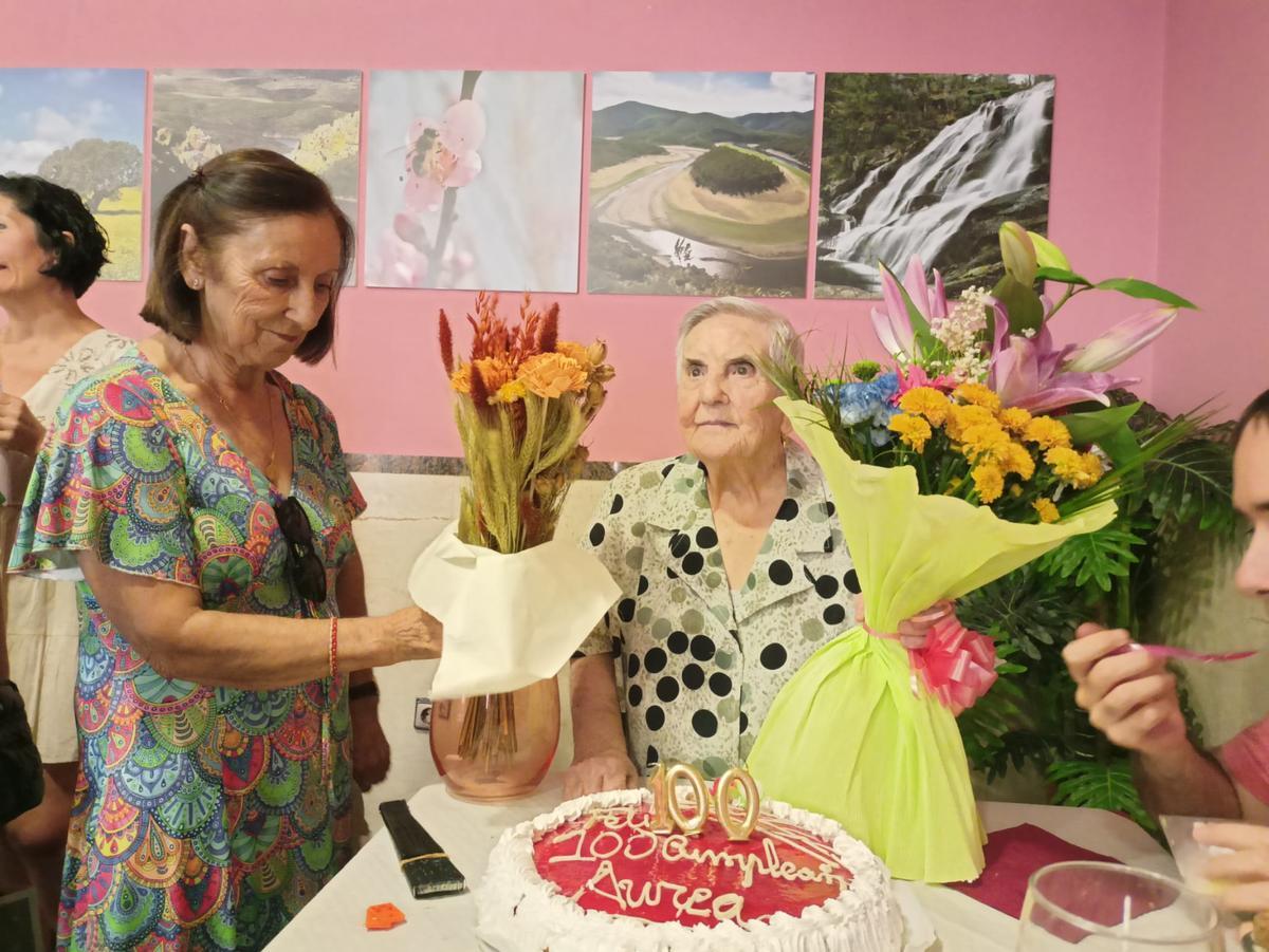 La familia le entrega un ramo de flores, ayer tras la comida.