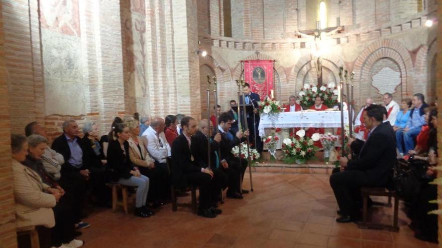 Los mayordomos de la Cofradía del Cristo de las Batallas, durante la misa celebrada en la ermita de Santa María de la Vega.