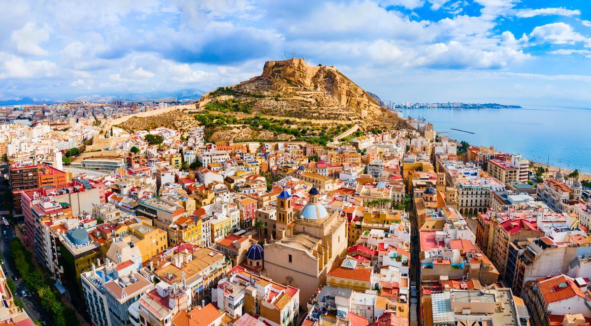 El castillo de Santa Bárbara corona la ciudad de Alicante