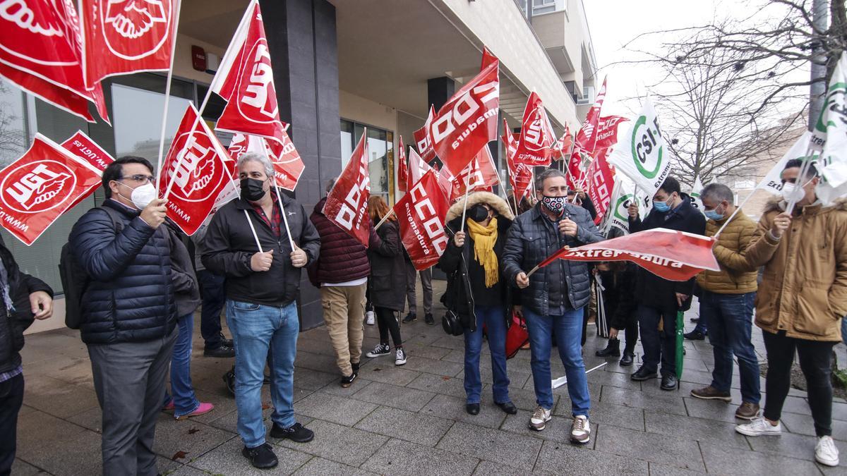 Imagen de la protesta de los trabajadores ante la Inspección de Trabajo antes de iniciar hoy la mediación.