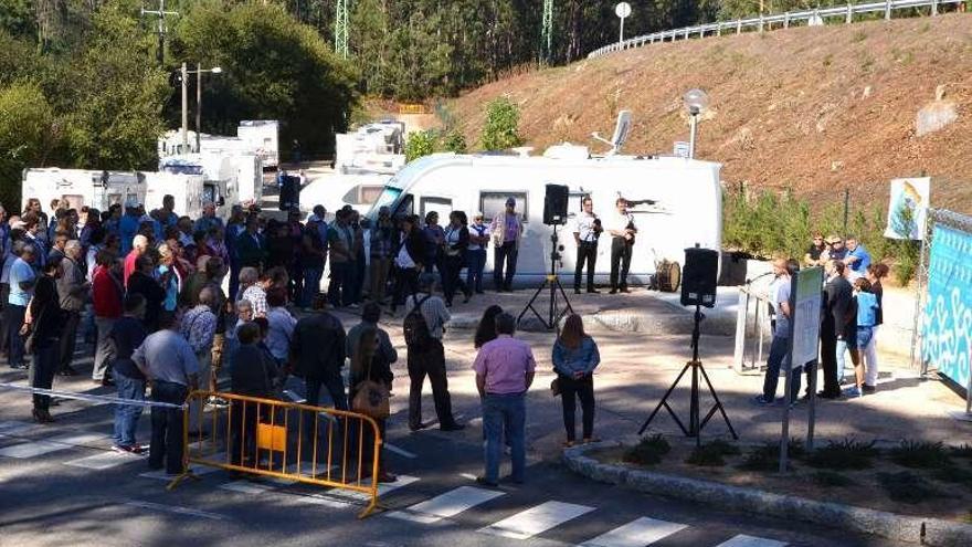 Asistentes en el acto de ayer, en la nueva área de servicio. // C. S. / J. V.