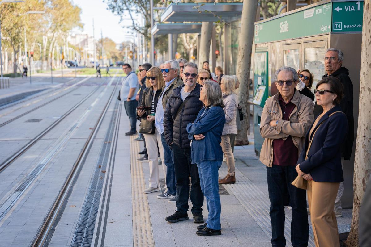 El tranvía se estrena entre Glòries y Verdaguer entre expectación vecinal y sin acto político