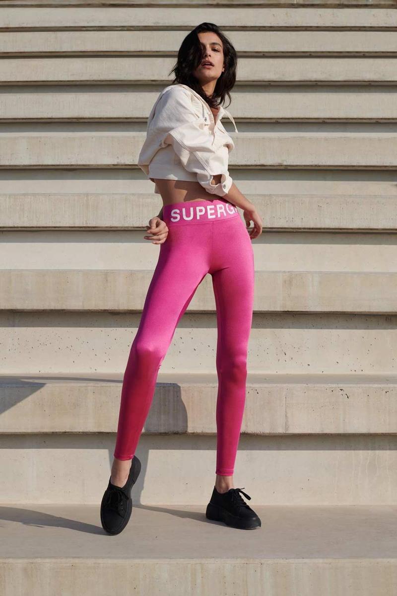 Leggins super brillantes rosas de la colección Superga x Calzedonia. (Precio: 25,95 euros)