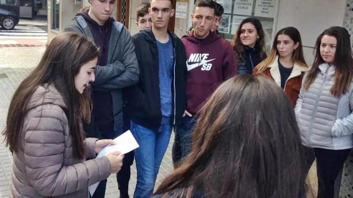 Alumant de l'IES Joan Fuster de Sueca en 2018 fent una ruta literària pels paisatges de la novel·la de Salvador Vendrell. 'Quan truquen de matinada' (Onada edicions)