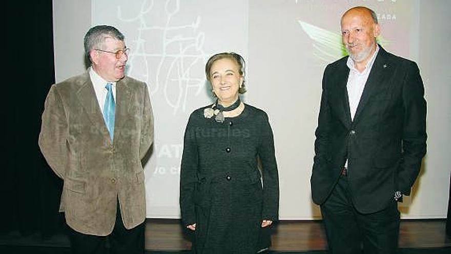 Por la izquierda, Rufino Ballesteros, Mercedes Álvarez y Justo Vilabrille, ayer, en el Ateneo de La Calzada.