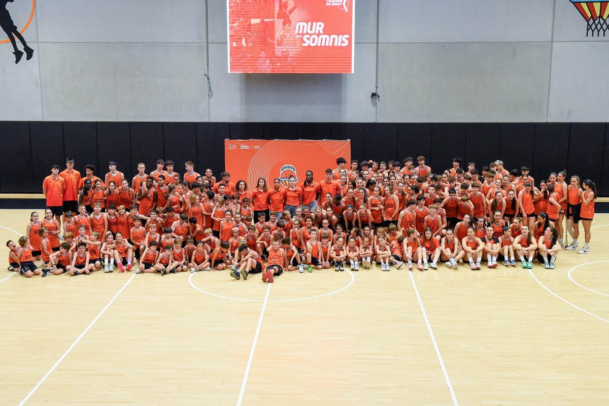 El acto de homenaje a los siete jugadores contó con la presencia de los equipos de cantera y escuela del Valencia Basket