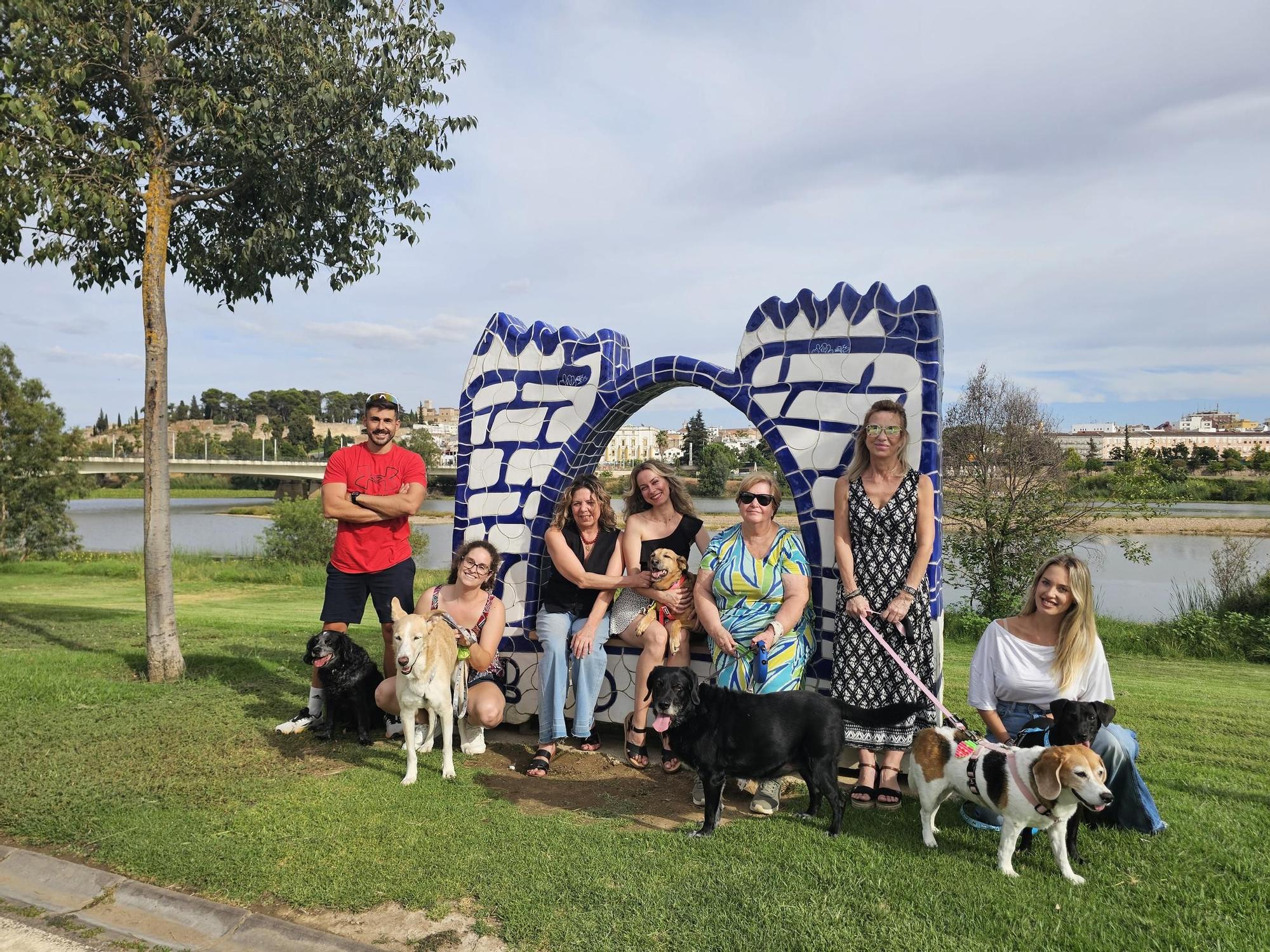 Algunos de los integrantes de La Voz de Bolena, junto a sus mascotas en el parque del río Guadiana.