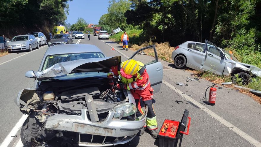 Cuatro heridos en un aparatoso accidente con tres coches implicados en Cangas