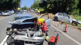 Cuatro heridos en un aparatoso accidente con tres coches implicados en Cangas