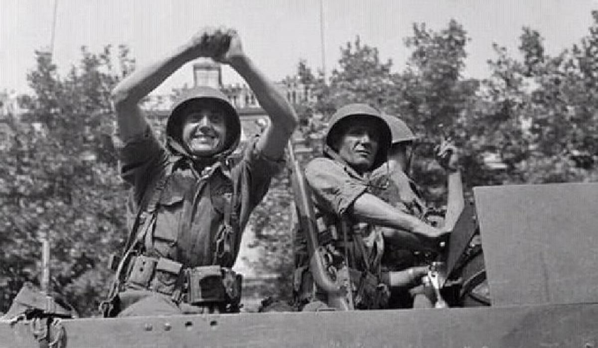 Pablo Moraga, de Ciudad Real, haciendo el saludo anarquista desde el ‘Teruel’ en el Desfile de la Victoria en París el 26 de agosto de 1944.