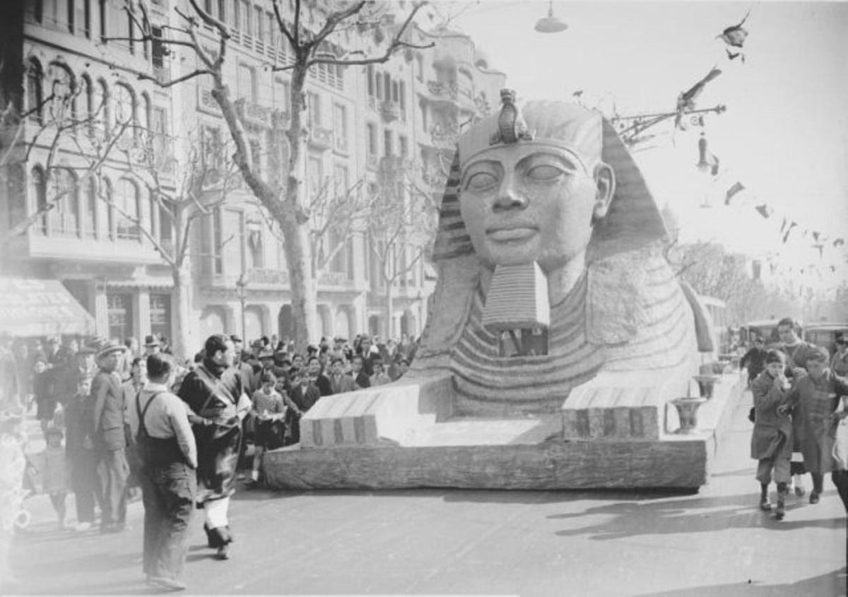 Carroza de carnaval "L'esfinx robada" en el Paseo de Gràcia. Foto: Brangulí.