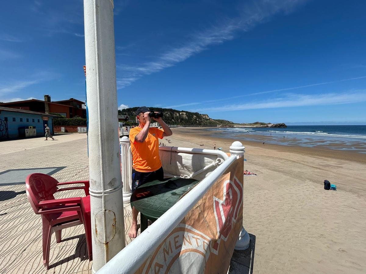 EN IMÁGENES: Las playas de Castrillón recibena a los primeros socorristas del verano EN IMÁGENES: Las playas de Castrillón recibena a los primeros socorristas del verano