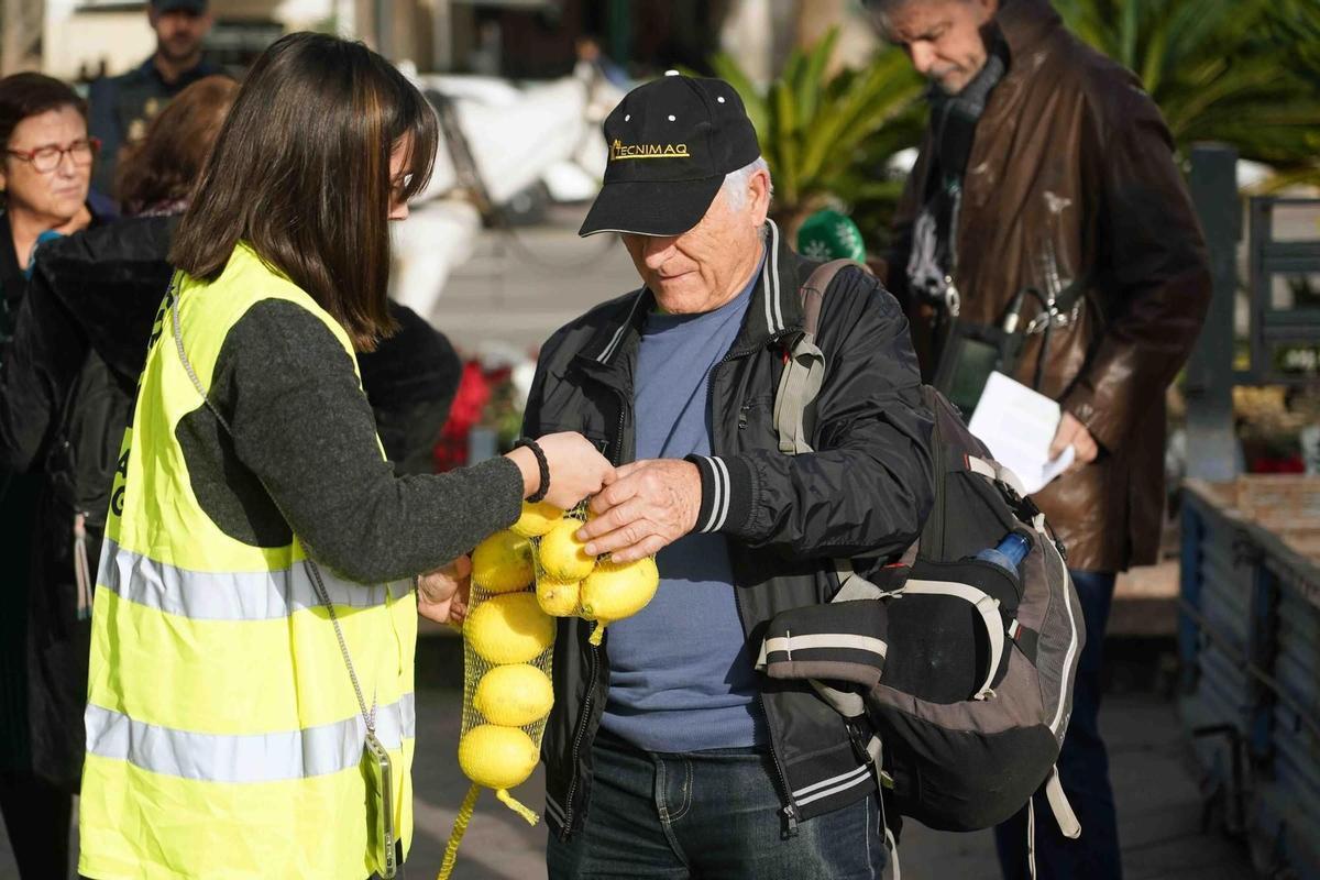 Agrucultores regalando limones en Málaga.