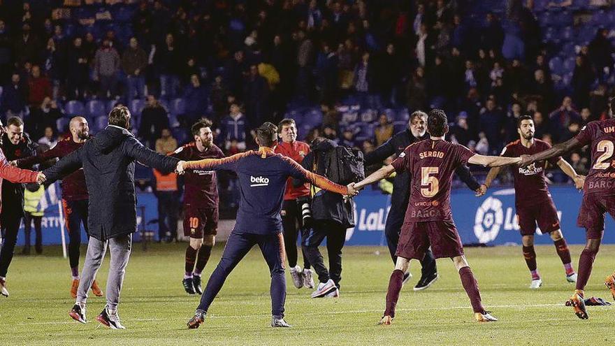 Los jugadores del Barcelona celebran el título sobre el césped de Riazor.