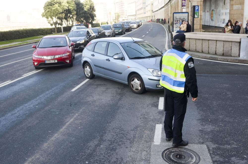 El paseo, cortado al tráfico tras llegar las olas a la carretera