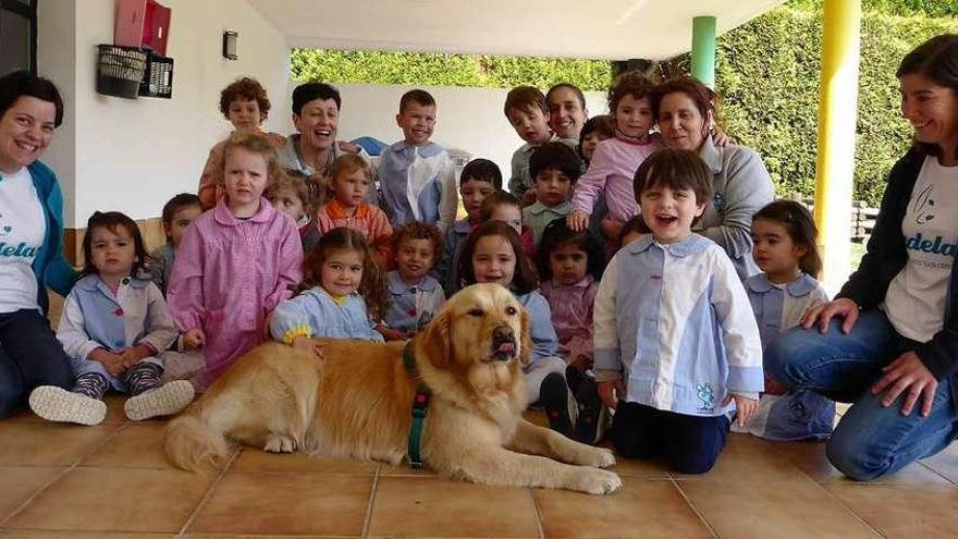 &#039;Nuba&#039;, ayer con los niños, las responsables de Cadelar y profesoras de la galescola A Pardela de Os Regos.