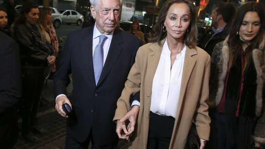 Mario Vargas Llosa e Isabel Preysler a la salida del musical en Argentina.