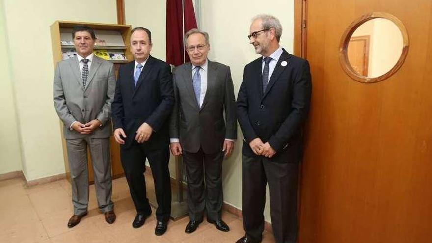 El decano, a la izquierda, en un acto de la universidad.