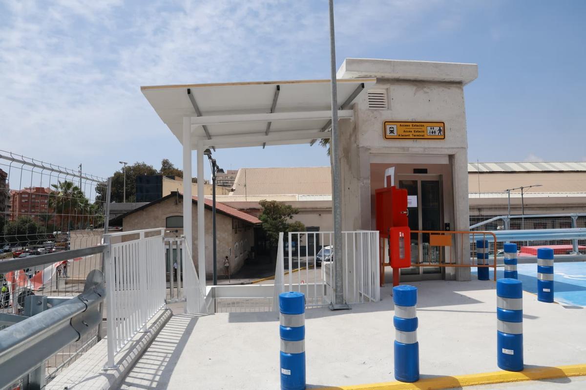 Ascensor del nuevo parking, cubierto por una valla.