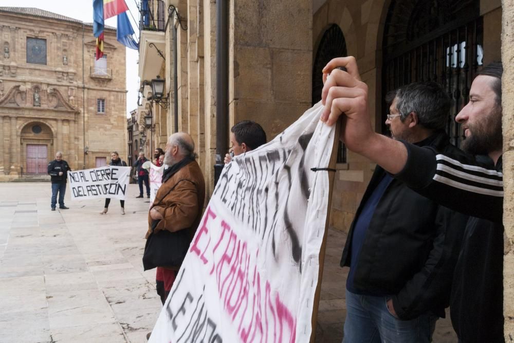 Manifestación de los trabajadores de El Asturcón contra en tripartito