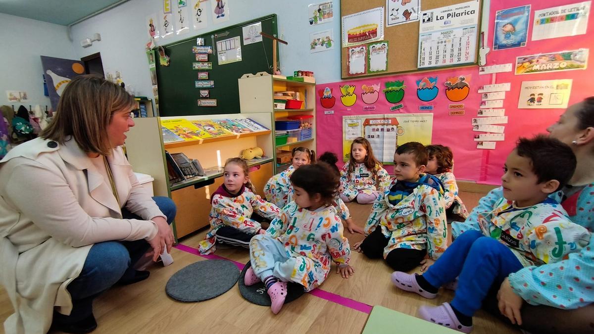 Gimena Llamedo escucha a los alumnos de infantil, que visten los mandilones coeducativos