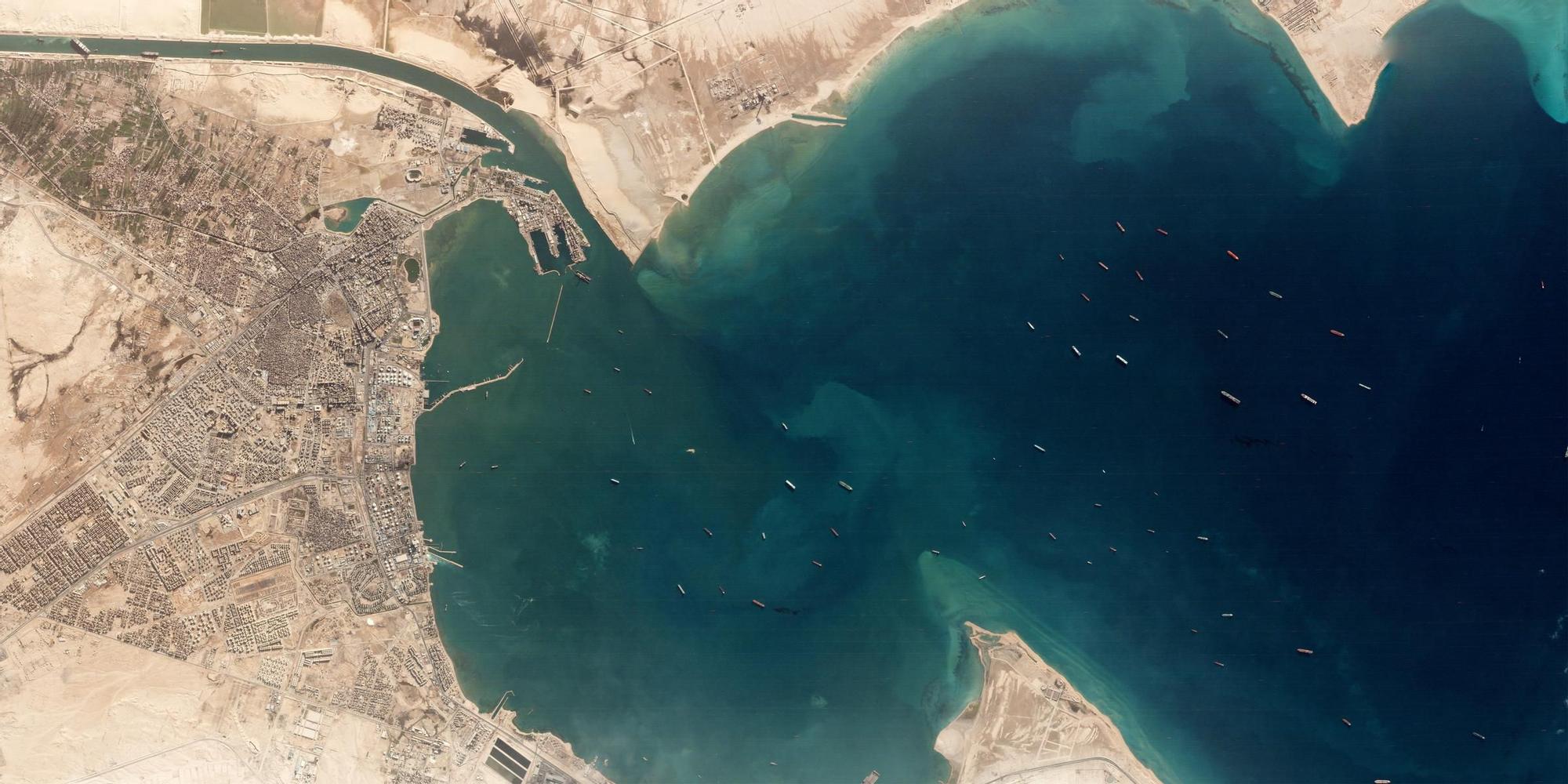 Una imagen de satélite del atasco que ha causado el carguero que ha bloqueado el Canal de Suez.