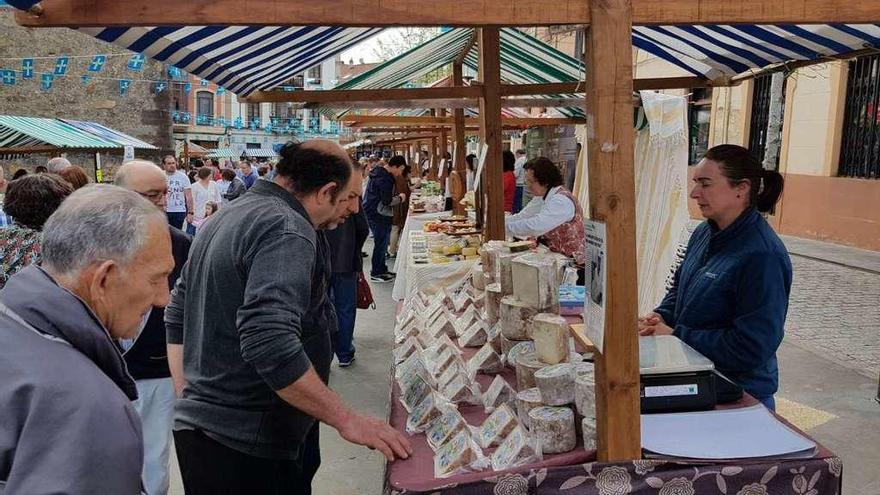 Ambiente en uno de los puestos de la feria quesera de ayer en Salas.