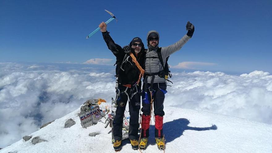 Javier García y Óscar Fernández en la cima del Elbrus.