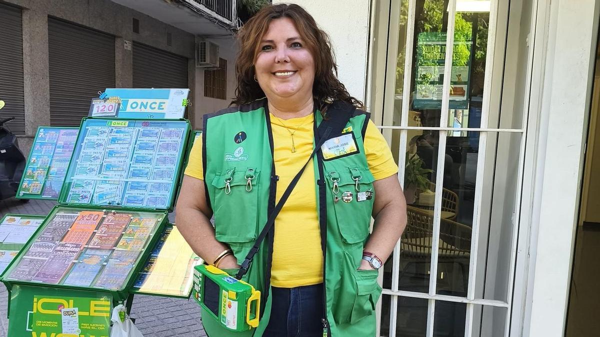 María José Cendrero, vendedora de los diez cupones premiados en el barrio de Fátima, en Córdoba.