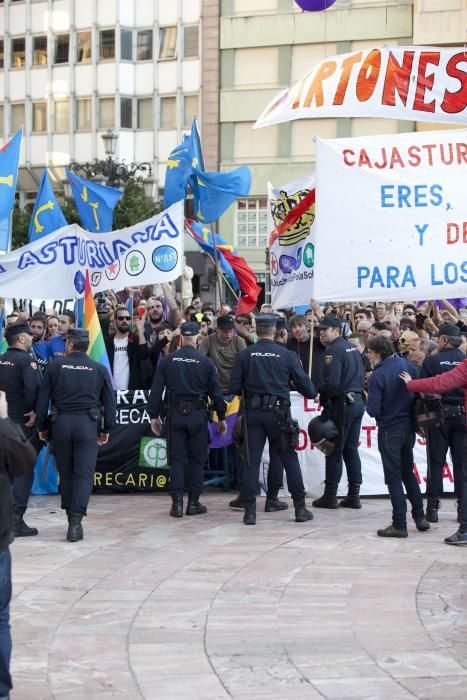 Ambiente en la calle durante la entrada a los premios y concentración antimonarquía