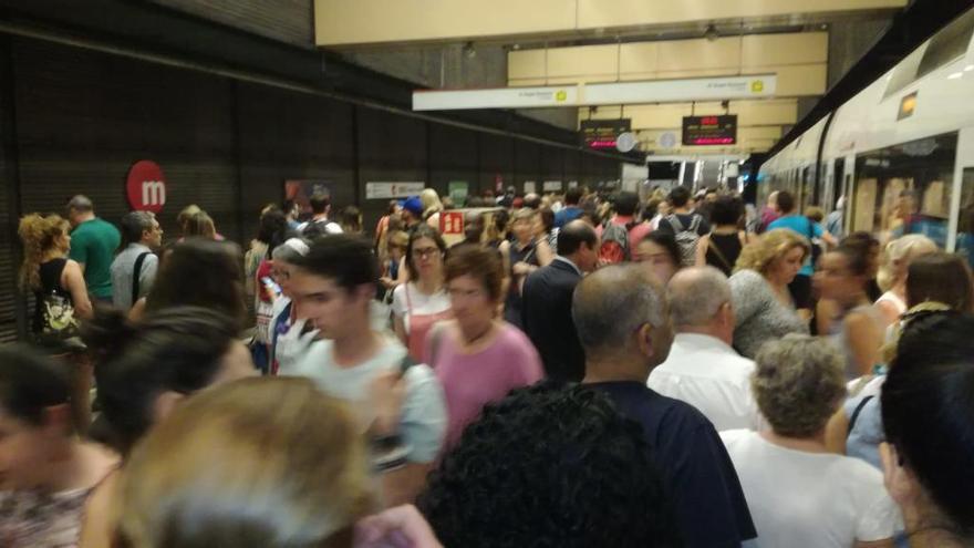 La estación de Ángel Guimerà, este martes a las 8.30 horas.