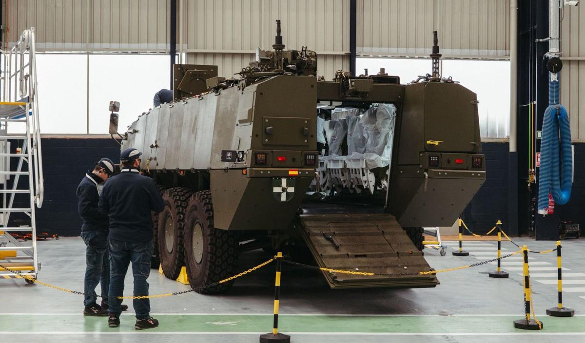 Técnicos de Indra junto al primer vehículo 8x8 Dragón recibido en El Tallerón el pasado mes. | INDRA
