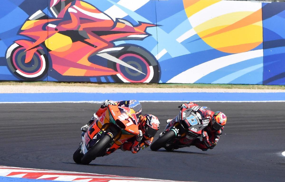 Pedro Acosta, rodando por delante de Celestino Vietti en el Gran Premio de San Marino