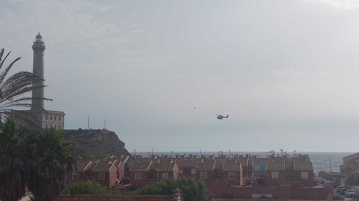 El helicóptero continúa desde primera hora de este martes buscando al menor.