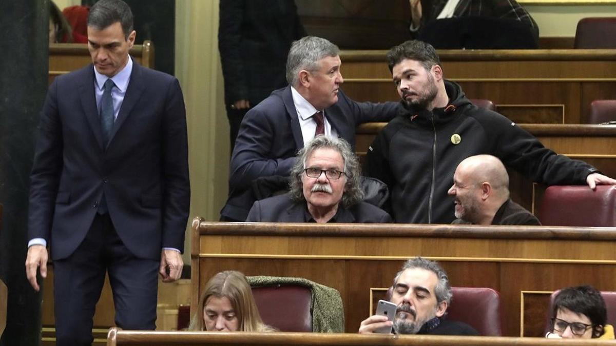 Pedro Sánchez pasa junto a los escaños de ERC en el Congreso