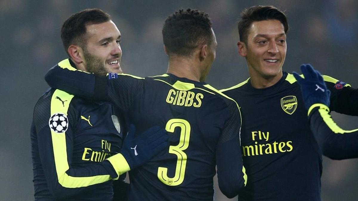 Lucas Pérez, a la izquierda, celebra uno de sus goles junto a Gibbs y Özil.