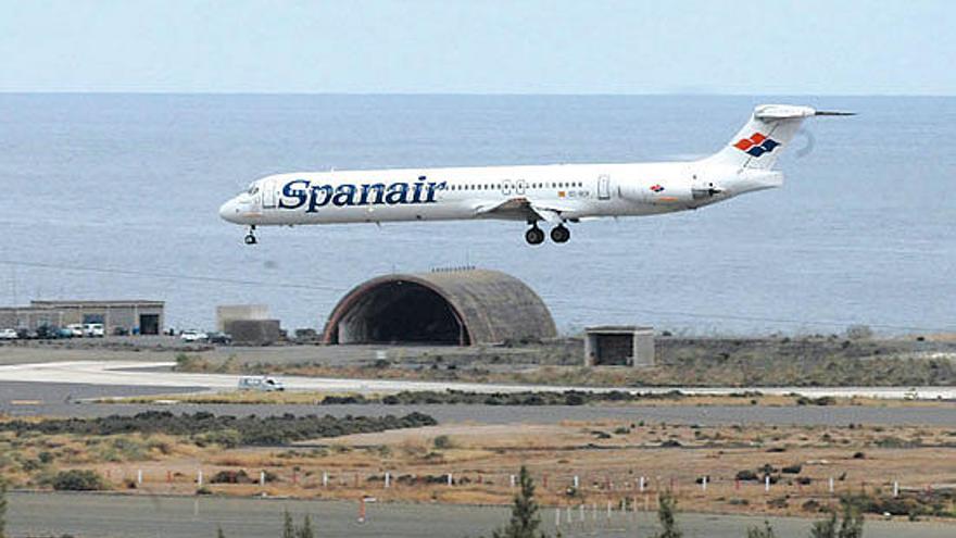 Un aparato de Spanair opera en el Aeropuerto de Gran Canaria.
