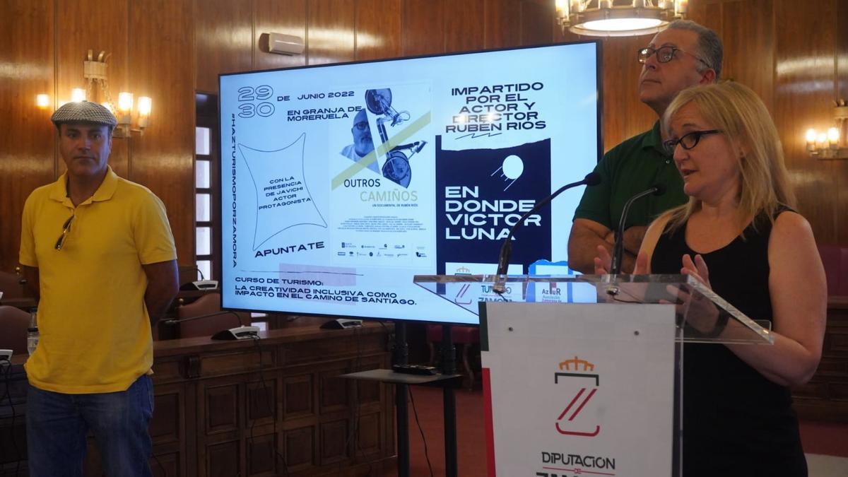 El diputado de Turismo, Jesús María Prada, presenta el Curso de Azestur con la presidenta, Patricia y el vicepresidente, Víctor